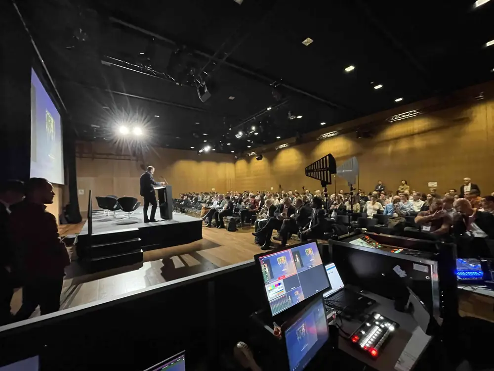 Conférence technologique sur scène